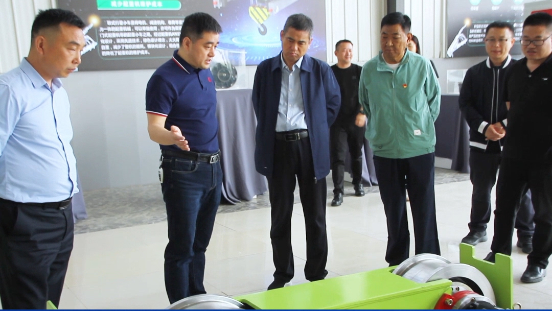 4月19日，熱烈歡迎市人大常委會副主任王國紅帶隊調(diào)研東起集團(tuán)